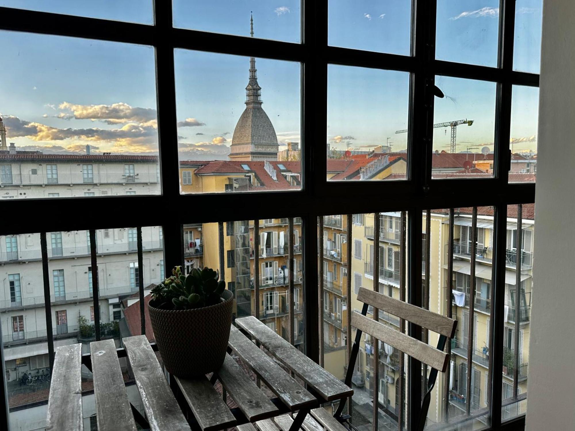 Le Finestre Sulla Mole Apartman Torino Kültér fotó